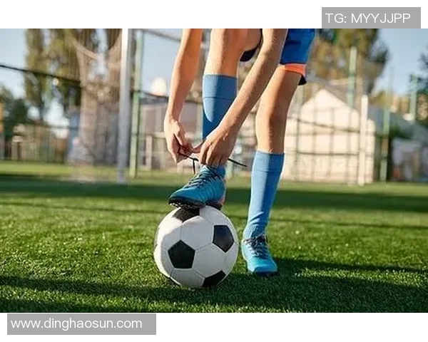 足球明星在赛场上系鞋带的高清瞬间展现运动魅力与专注精神